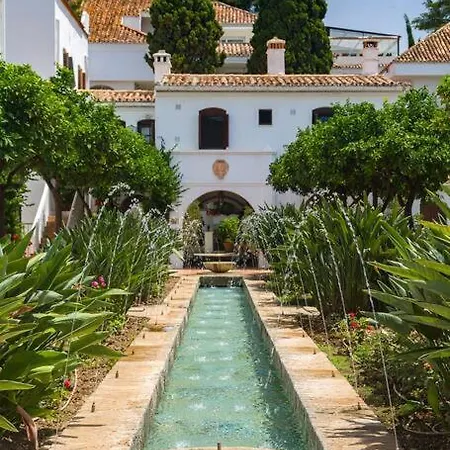 Apartment Luxury Near Puente Romano, Always Heated Pool 5*